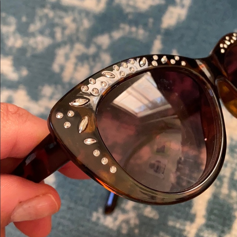 Betsey Johnson tortoiseshell retro cat eye sunnies - Picture 7 of 7